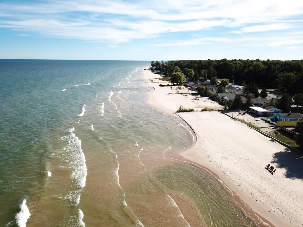 Stunning Views Of Lake Huron Villa Oscoda Exterior photo